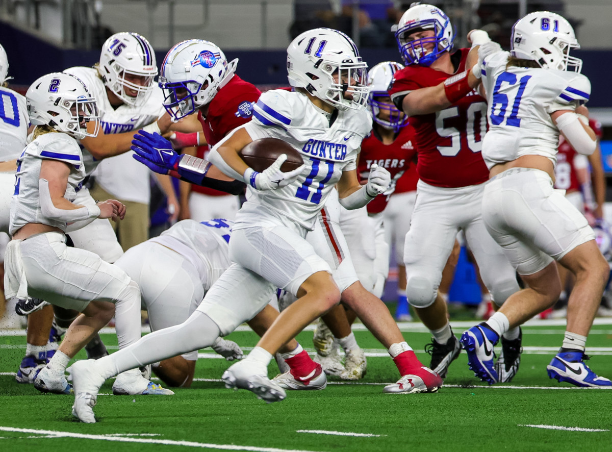 Gunter running back Brock Boddie carries the ball in the first half of the 3A Division II title game on Thursday at AT&T Stadium. 